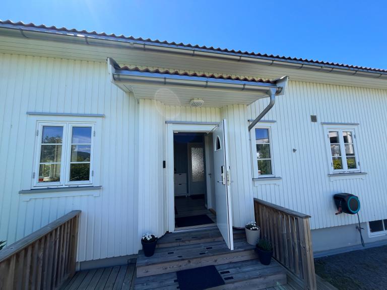 Inngang med dør til leiligheten til høyre, som har kodelås